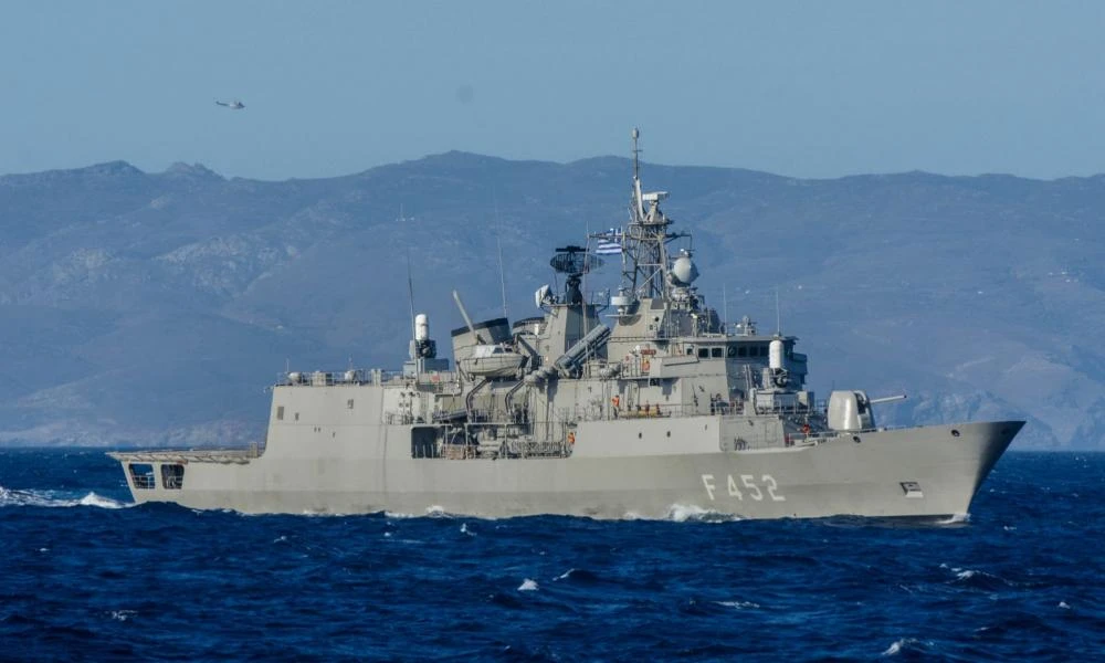 Η φρεγάτα «Ύδρα» περνάει τα επικίνδυνα στενά του Μπάαμπ Ελ Μπαντάμπ